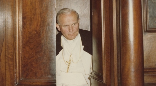  Papież Jan Paweł II w konfesjonale.  