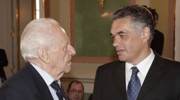  Płk Czesław Cywiński (prezes Światowego Związku Żołnierzy Armii Krajowej) i Janusz Kurtyka w czasie uroczystości wręczania nagrody Kustosz Pamięci Narodowej, Warszawa, 16 czerwca 2009 r.  