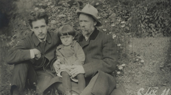  Tadeusz Pietkiewicz (w środku, 1911 r.) z ojcem Zygmuntem i bratem Jerzym.  