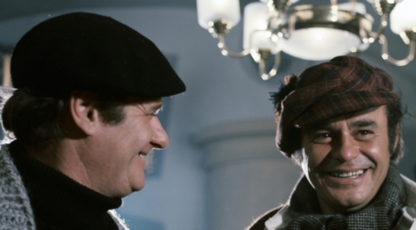  Bronisław Pawlik i Roman Wilhelmi w filmie Grzegorza Lasoty "Parada oszustów" (cz. "Mistrz zawsze traci") z 1976 roku.  