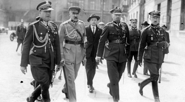  Marszałek Polski Józef Piłsudski w otoczeniu współpracowników (31 maja 1926 r.)  