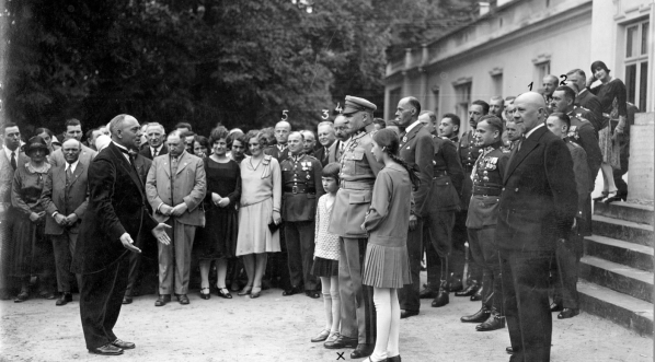  Marszałek Polski Józef Piłsudski w towarzystwie córek oraz ministra Aleksandra Prystora przed Belwederem w Warszawie. (fot. Witold Pikiel,  1930 - 1935 r.)  