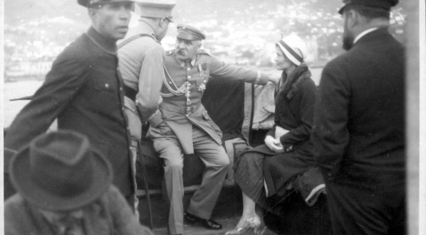  Józef Piłsudski podczas zwiedzania wyspy Madery łodzią motorową. Widoczna m.in. lekarka marszałka Eugenia Lewicka. (styczeń - marzec 1931 r.)  