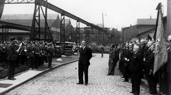  Odsłonięcie pomnika marszałka Józefa Piłsudskiego na terenie Huty Baildon w Katowicach (fot. Czesław Datka, maj 1937 r.)  