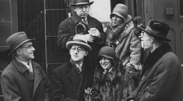  Grupa literatów na dworcu w Warszawie przed odjazdem na wieczór literacki do Pragi.  