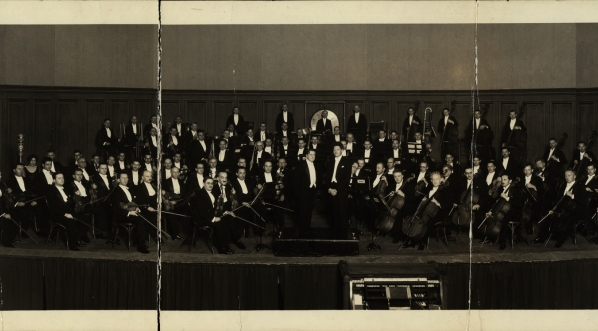  Dyrygent Artur Rodziński na czele "Philharmonic Orchestra of Los Angeles" w towarzystwie założyciela orkiestry W.A. Clarka.  