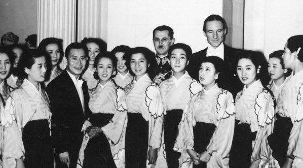  Zespół Japońskiej Akademii Teatralnej "Takarazuka" podczas pobytu w Warszawie.  (1938 r.)  