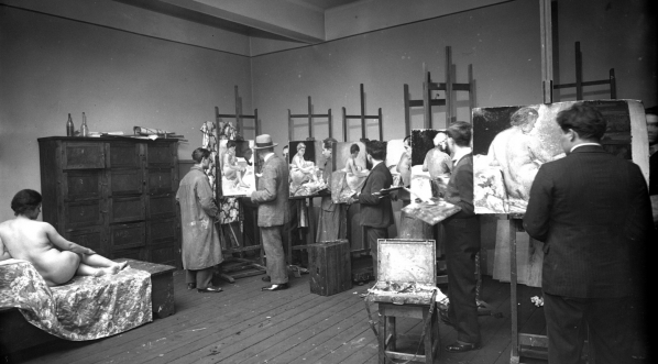  Studenci podczas zajęć w Akademii Sztuk Pięknych w Krakowie. (luty 1928 r.)  