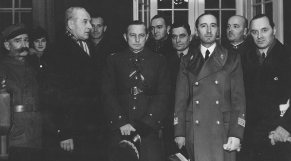  Delegacja wojska i kombatantów wioząca urnę z ziemią z grobów pułkownika Franciszka Nullo i pułkownika Stanisława Bechiego do Rzymu, grudzień  1937 roku.  
