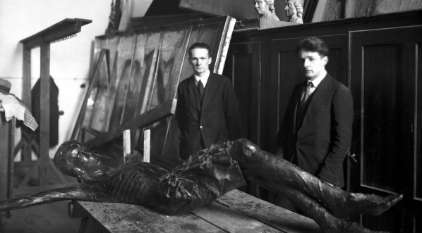  Bracia Kasper i Stanisław Pachwalscy podczas konserwacji posągu Chrystusa z krucyfiksu królowej Jadwigi. (marzec 1933 r.)  