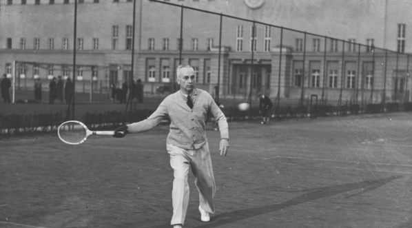  Gen. Kazimierz Sosnkowski gra w tenisa na korcie Legii w Warszawie. (maj 1938 r.)  