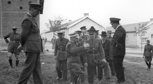  Brytyjska misja wojskowa w obozie WP w Coetquidan. (fot. Czesław Datka, 1940 r.)  