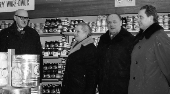  Otwarcie sklepu Warszawskiej Spółdzielni Spożywców "Społem" przy ul. Batalionu "Parasol". (fot. Rutowska Grażyna, luty 1971 r.)  