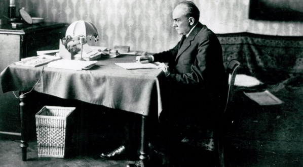  Stefan Żeromski podczas pracy na Zamku Królewskim w Warszawie  