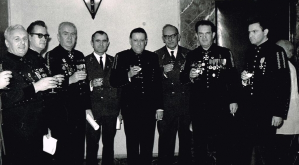  Zbigniew Strzelecki (czwarty z prawej).  