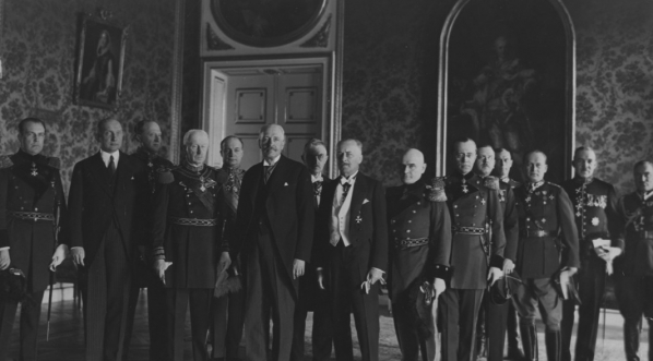  Uroczystość wręczenia przez delegację Zakonu Kawalerów Maltańskich Wielkiej Wstęgi Krzyża Maltańskiego prezydentowi Ignacemu Mościckiemu i ministrowi spraw zagranicznych Augustowi Zaleskiemu w 1930 roku.  