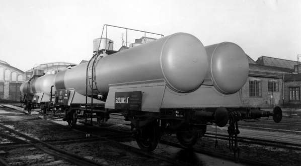  Cysterna wyprodukowana w Zakładach Mechanicznych "Lilpop, Rau i Loewenstein" w Warszawie .  