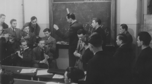  Protest studentów Wyższej Państwowej Szkoły Budowy Maszyn i Elektromechaniki im. H. Wawelberga i S. Rotwanda przy ul. Mokotowskiej 4/6 w Warszawie. (1937 r.)  