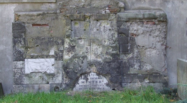  Zniszczony w czasie Powstania warszawskiego grobowiec Minterów, Cmentarz Ewangelicko-Augsburski w Warszawie  