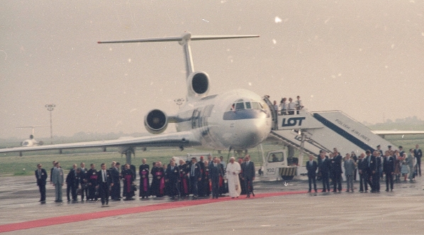  Pożegnanie papieża Jana Pawła II na lotnisku Okęcie w Warszawie kończące III pielgrzymkę do Polski.  
