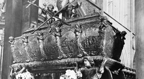  Trumna-relikwiarz ze szczątkami św. Stanisława  w katedrze na Wawelu.  