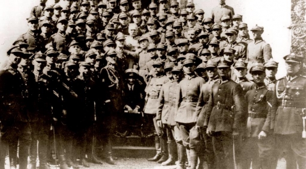  Grupa wojskowych z marszałkiem Józefem Piłsudskim.  