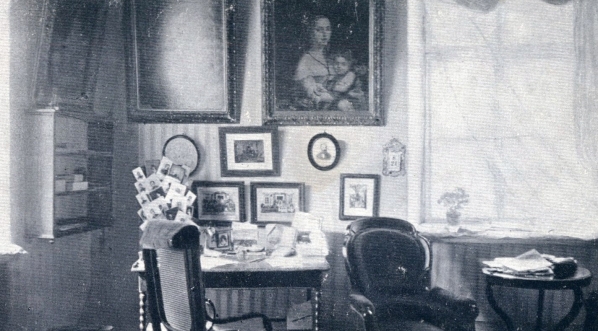  Gabinet Elizy Orzeszkowej z portretem autorki jako dziecka na ręce matki.  