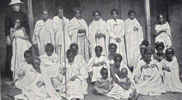  O. Beyzym z kobietami trędowatymi w Maranie.  