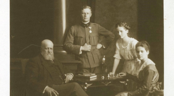  Karol Lanckoroński z dziećmi: Antonim, Adelajdą i Karoliną.  
