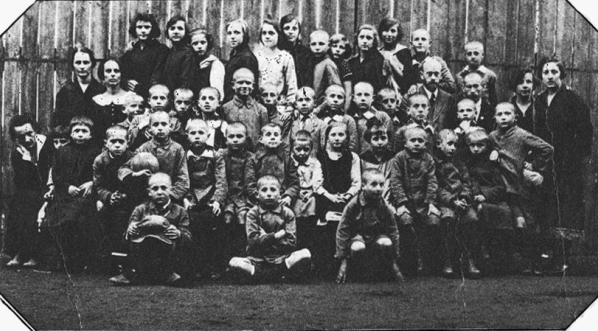  Personel oraz dzieci sierocińca Nasz Dom, prowadzonego przez Marynę Falską i Janusza Korczaka w Pruszkowie przy ulicy Cedrowej.  