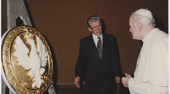  Papież Jan Paweł II z ambasadorem Henrykiem Kupiszewskim.  