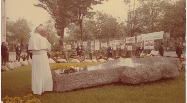  Papież Jan Paweł II nad grobem księdza Jerzego Popiełuszki w Warszawie, 14.06.1987 r.  