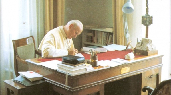  Jan Paweł II przy biurku.  