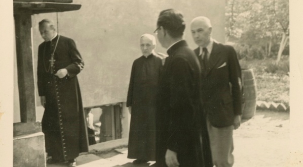  Stanisław Kalinowski w towarzystwie duchownych.  