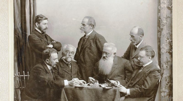  Portret zbiorowy jurorów I wystawy fotograficznej eksponowanej w Ratuszu Warszawskim przy placu Teatralnym w 1901 roku.  
