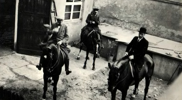 Fotografia pamiątkowa z wycieczki konnej pracowników konsulatu RP w Opolu.  
