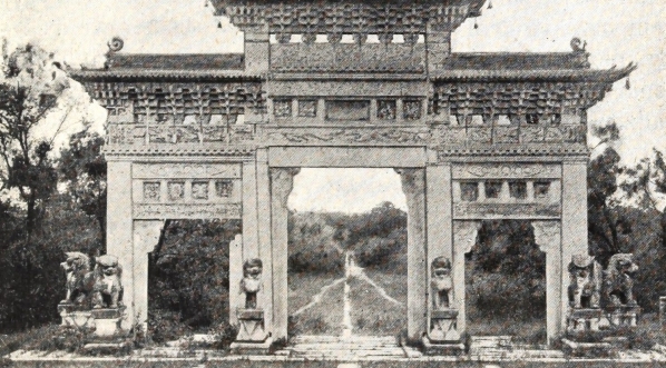  "Mukden. Brama, prowadząca do grobów cesarskich."  
