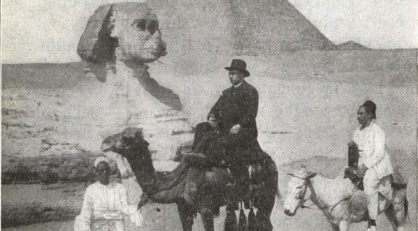  "ks. Fr. Gordon pod piramidami."  