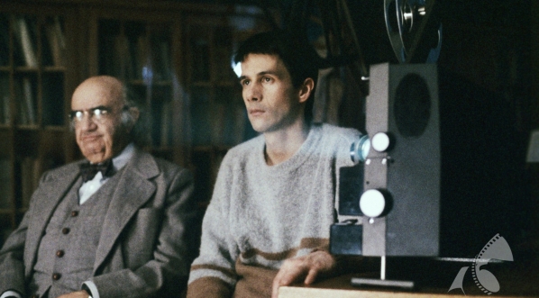  Aleksander Bardini i Lothaire Bluteau w filmie Krzysztofa Zanussiego "Dotknięcie ręki" z 1992 roku.  
