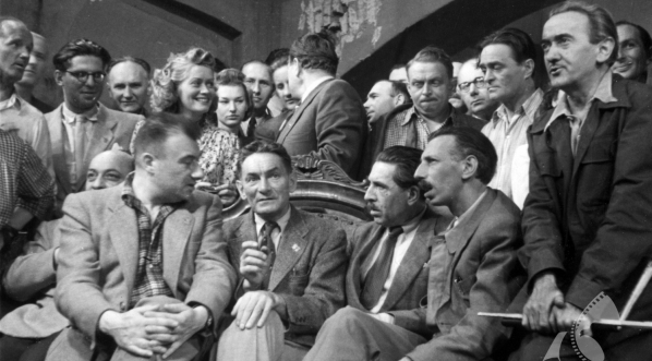  Fotografia zbiorowa twórców filmu Leonarda Buczkowskiego "Skarb" z 1948 roku.  