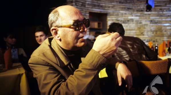  Jerzy Stefan Stawiński podczas kręcenia filmu Sylwestra Chęcińskiego "Bo oszalałem dla niej" w 1980 roku.  