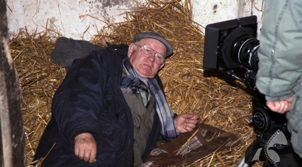  Jan Łomnicki podczas kręcenia serialu telewizyjnego "Dom" (odc. "Ta mała wiolonczelistka")  z 1996 roku.  