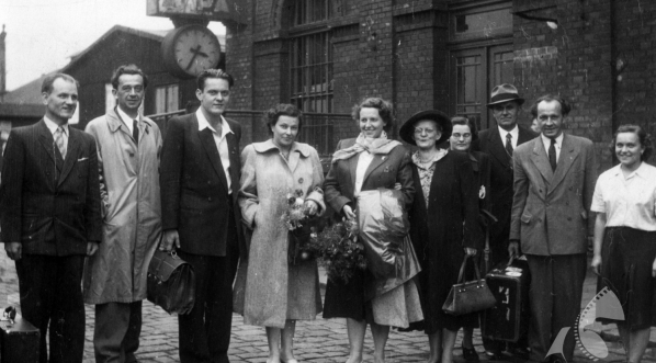  Reżyser Eugeniusz Cękalski (drugi z lewej) z grupą nierozpoznanych osób w 1945 roku.  