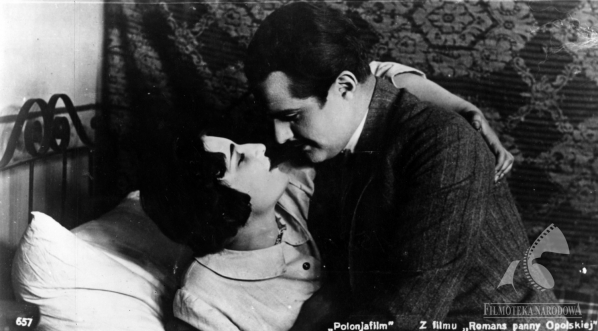  Danuta Czarnecka i Stefan Hnydziński w filmie Władysłąwa Lenczewskiego  "Romans panny Opolskiej" z 1928 roku.  
