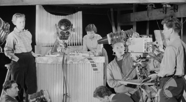  Realizacja filmu animowanego Teresy Badzian "Tajemnicze sygnały" (1957).  