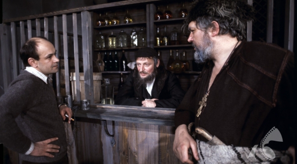  Realizacja filmu Antoniego Krauzego "Zaklęty dwór" (1976).  