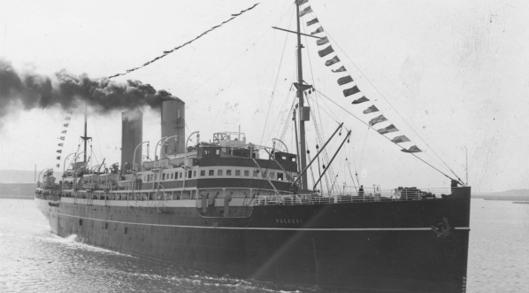  Statek pasażerski s/s "Pułaski" w porcie w Gdyni.  