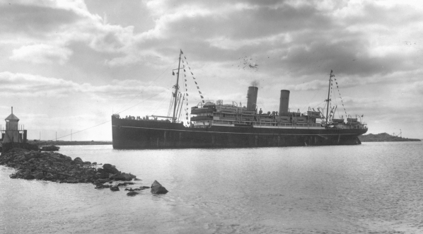  Statek pasażerski s/s "Pułaski"  wpływający do portu na Bornholmie.  