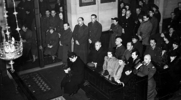  Wojskowa czołówka teatralna "Lwowska Fala" ofiarowuje wotum w intencji Lwowa w polskim kościele w Londynie 2.04.1944 roku.  