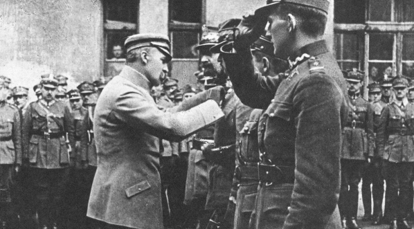  Odznaczenie oficerów Wojska Polskiego przez Naczelnika Państwa Józefa Piłsudskiego w Warszawie w  1919 roku.  